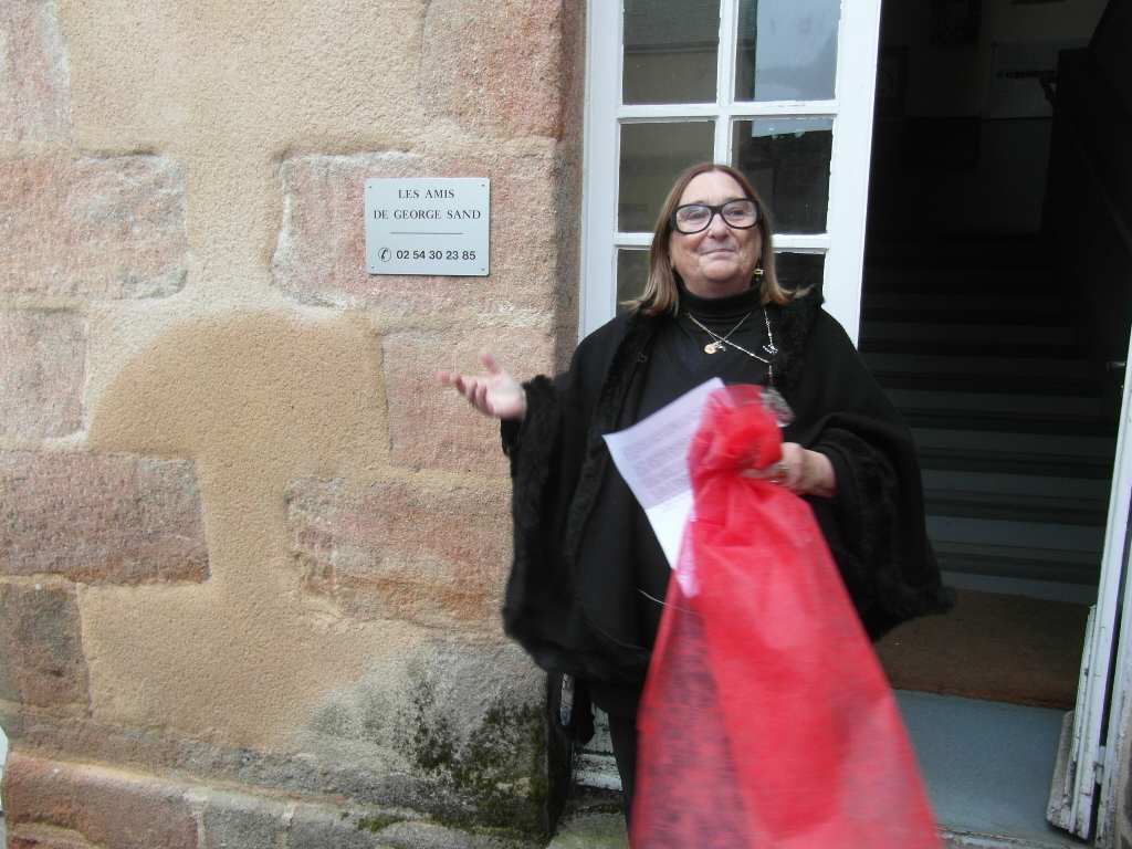 Danielle vient de dévoiler la plaque du siège administratif de notre association à l'hôtel de Villaines